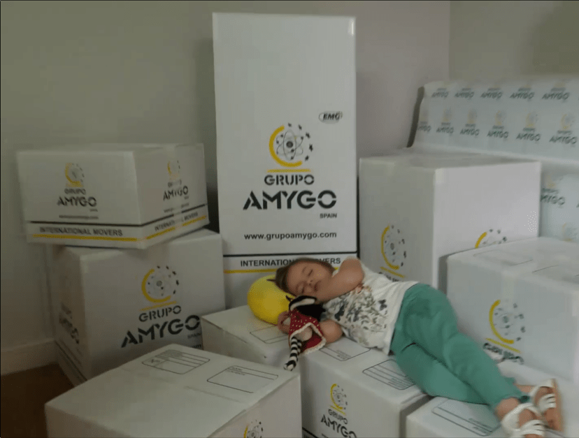 Niña-Anuncio-Grupo-Amygo